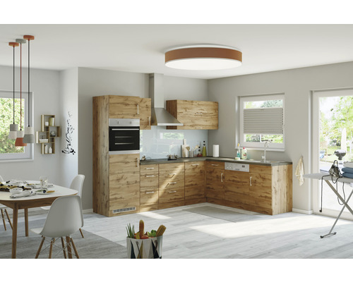 Svetlá kuchyňa so vstavanými skriňami, jedálenským stolom a sušiakom na bielizeň