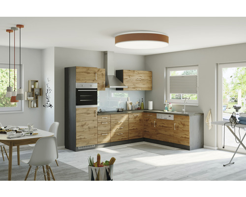 Moderná kuchyňa s drevenými čelami, jedálenský stôl a stoličky vo svetlej miestnosti.