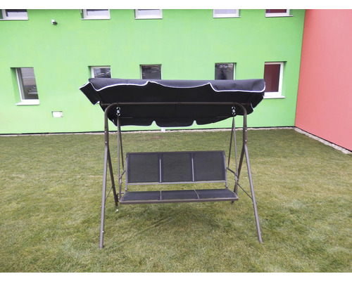 Záhradná hojdačka s oceľovým rámom a slnečnou strieškou na trávniku