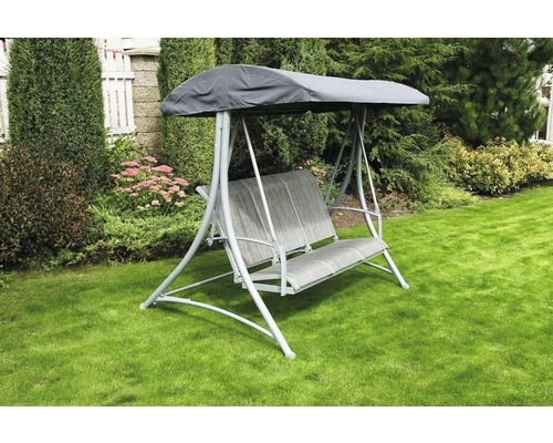 Záhradná hojdačka so slnečnou strieškou na trávniku