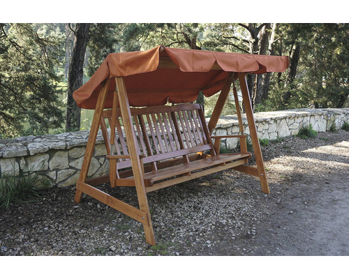 Drevená hojdačka so slnečnou strieškou v záhrade