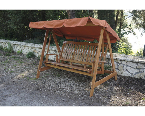 Drevená hojdačka s látkovou strechou v záhrade