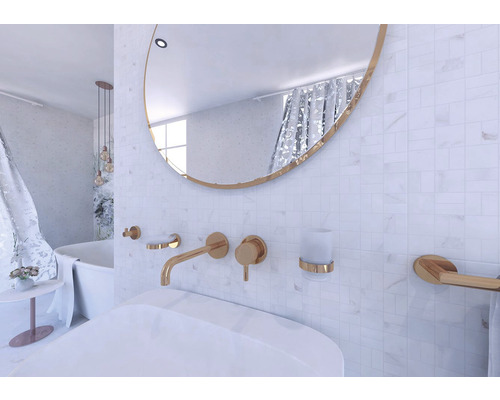 Svetlá kúpeľňa so zrkadlom, umývadlom, batériou a držiakom na uteráky