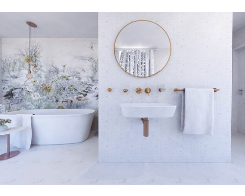 Kúpeľňa s voľne stojacou vaňou, umývadlom, zrkadlom a nástennou maľbou