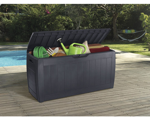 Otvorený plastový záhradný box s náradím a úložný box na terase