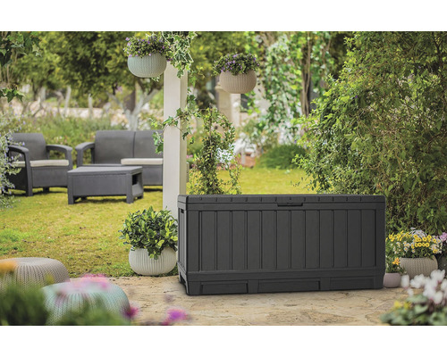 Plastový záhradný box na terase so záhradným nábytkom v pozadí.
