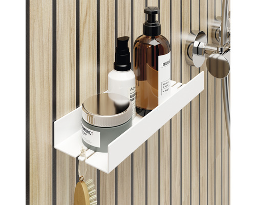 Sprchová polička s kozmetickými produktmi v kúpeľni