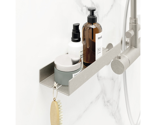 Kúpeľňová polica z kovu s ošetrujúcimi produktmi a kefou