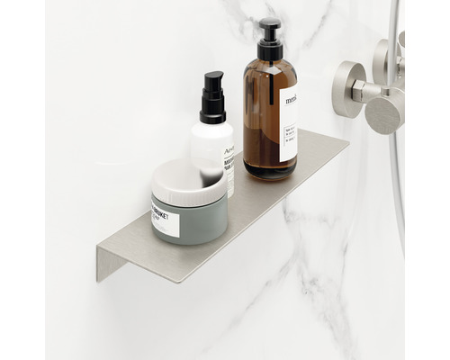 Kovová polica v kúpeľni s kozmetickými produktmi