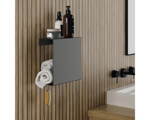 Kúpeľňová polica s uterákmi, produktmi starostlivosti o pleť a drevená stena