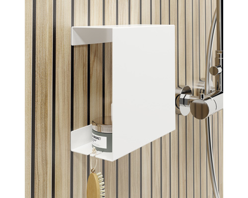 Biela nástenná polica so sprchovou batériou na uloženie kúpeľňových potrieb