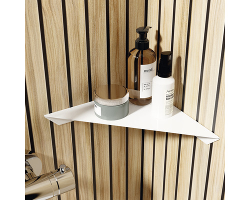 Rohová polica s kozmetickými produktmi v kúpeľni