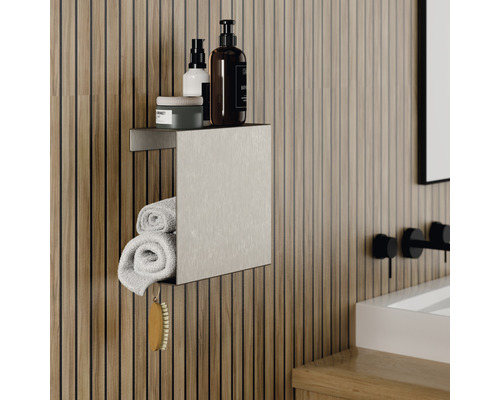 Kúpeľňa s držiakom na uteráky, uterákmi a kozmetickými výrobkami