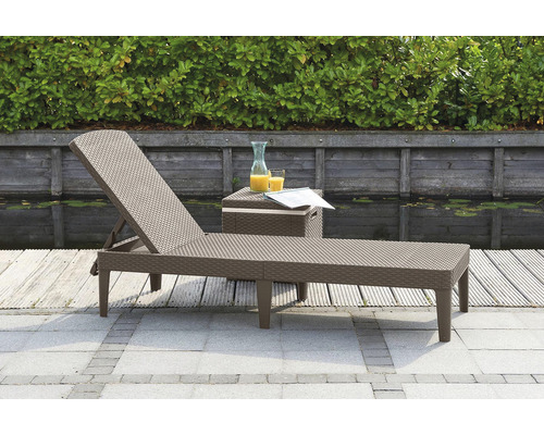 Záhradná scéna s hnedým polyratanovým lehátkom a príručným stolíkom