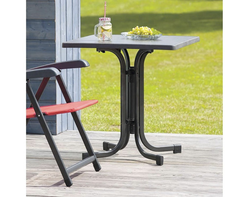 Štvorcový záhradný stôl s nápojom a ovocím vedľa skladacej stoličky