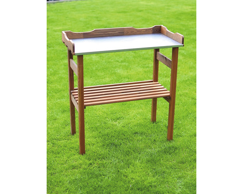 Záhradný stôl zhotovený z dreva s úložnou plochou