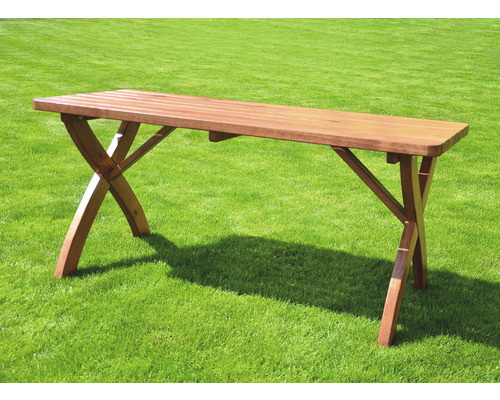 Drevený záhradný stôl so skladacou funkciou na trávniku