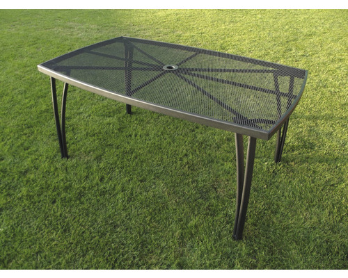 Obdĺžnikový záhradný stôl s kovovou mriežkovou doskou a štyrmi nohami