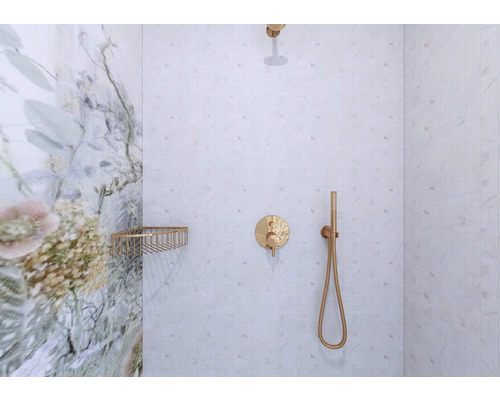 Svetlá kúpeľňa so sprchou, armatúrami a úložným priestorom