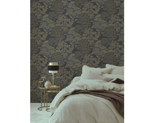 Spálňa s dekoratívnou tapetou s motívom lesa, nočným stolíkom a posteľou