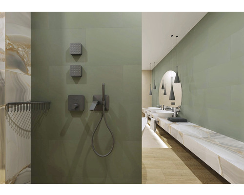 Kúpeľňa so sprchou, umývadlom a zrkadlom