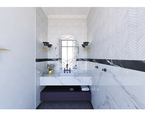 Moderná kúpeľňa s umývadlom, zrkadlom, nástennými svietidlami a obkladmi