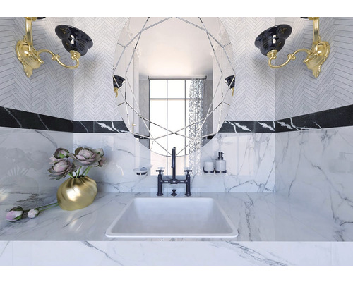 Kúpeľňa s oválnym zrkadlom, umývadlom, batériou a nástennými svietidlami