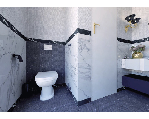 Moderná kúpeľňa s toaletou, umývadlom a obkladmi s mramorovým vzhľadom