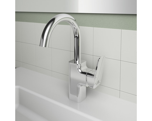 Chrómová umývadlová batéria pred bielym obkladom