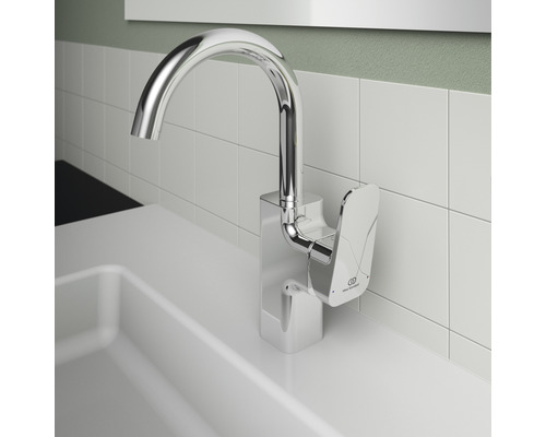 Umývadlová batéria z kovu v kúpeľni