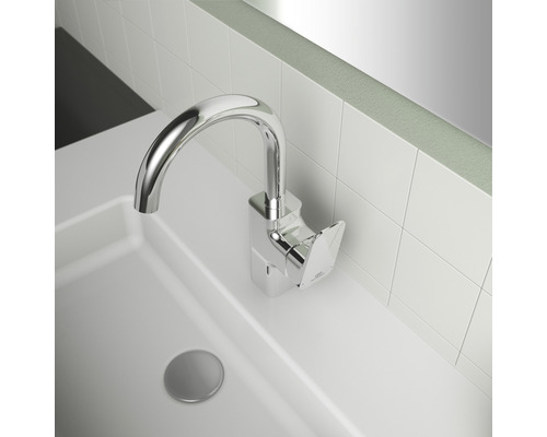 Umývadlová batéria z kovu na umývadle