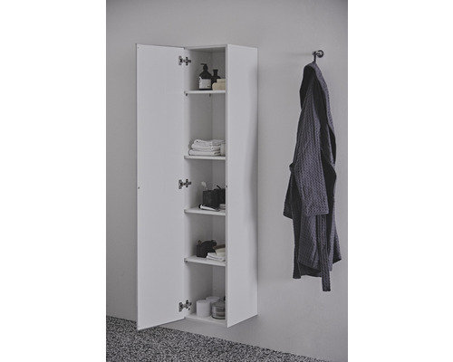 Kúpeľňa s otvorenou bielou závesnou skrinkou a županom na stene