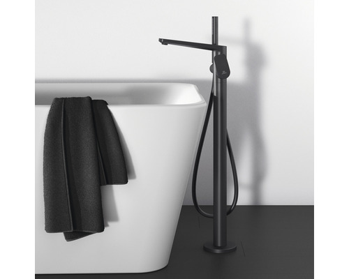 Voľne stojaca vaňa s batériou a uterákom