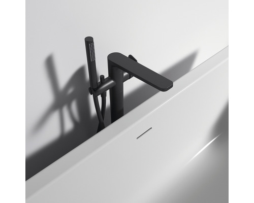 Čierna voľne stojaca vaňová batéria s ručnou sprchou namontovaná na vani