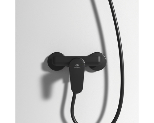 Čierna sprchová batéria na montáž na stenu