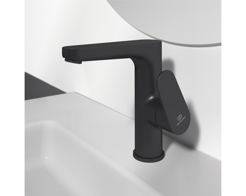 Čierna umývadlová batéria pred umývadlom