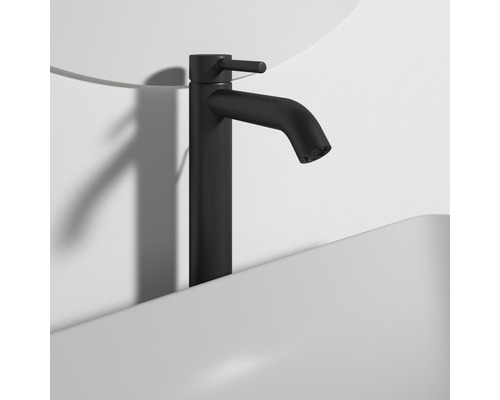 Čierna umývadlová batéria na umývadle