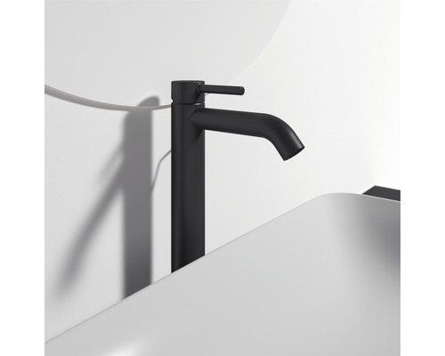 Čierna umývadlová batéria na umývadle