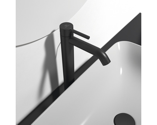 Čierna umývadlová batéria na umývadlovej mise