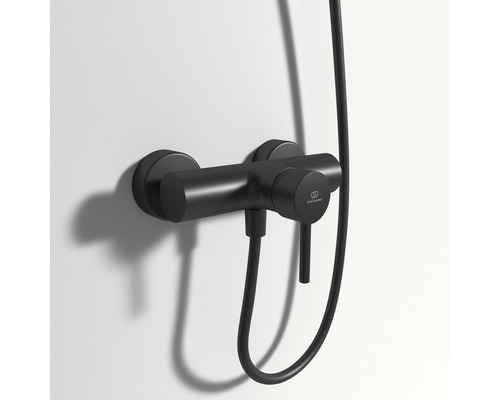 Čierna sprchová batéria s hadicou sprchy namontovaná na stene