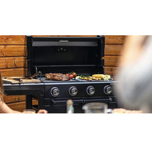Plynový gril so steakom, zeleninou a kukuričnými klasmi na grilovacej mriežke