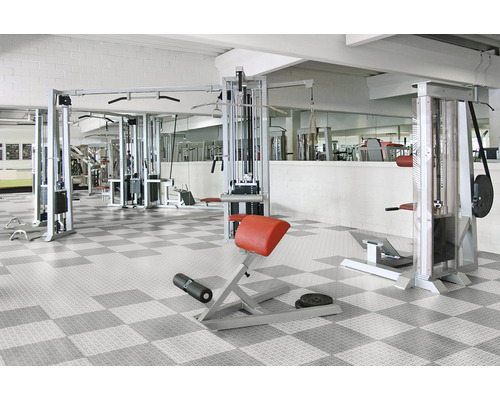 Posilňovňa s fitness vybavením a šachovnicovou podlahou