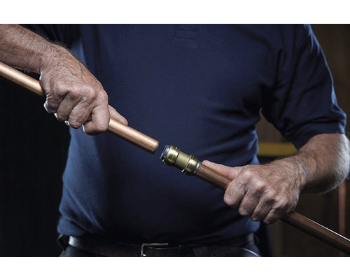 Inštalácia medenej rúrkovej spojky osobou