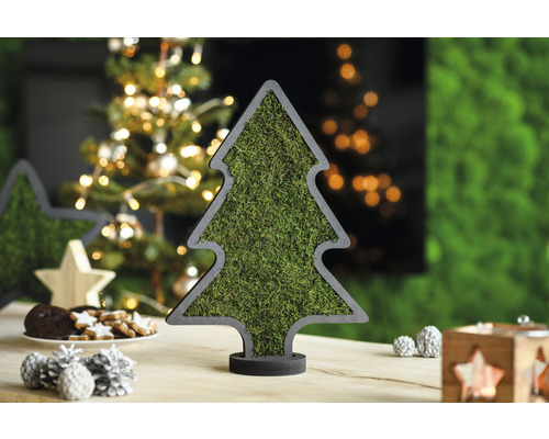 Dekoratívny machový strom z dreva ako stolová dekorácia pre vianočné obdobie