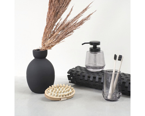 Zátišie s kúpeľňou s dávkovačom mydla, kefou a zubnými kefkami