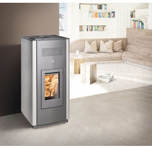 Peletové kachle v modernom obývacom pokoji s pohovkou a knižnicou.