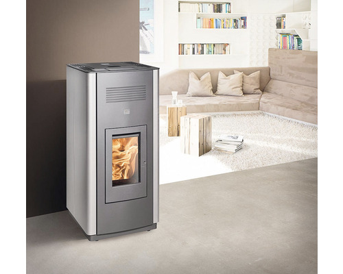 Peletové kachle v modernom obývacom pokoji s pohovkou a knižnicou.