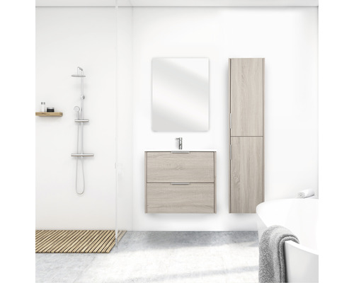 Kúpeľňa s umývadlovou skrinkou, zrkadlom a vysokou skriňou