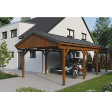 Drevený carport s autom a motorkou pred domom