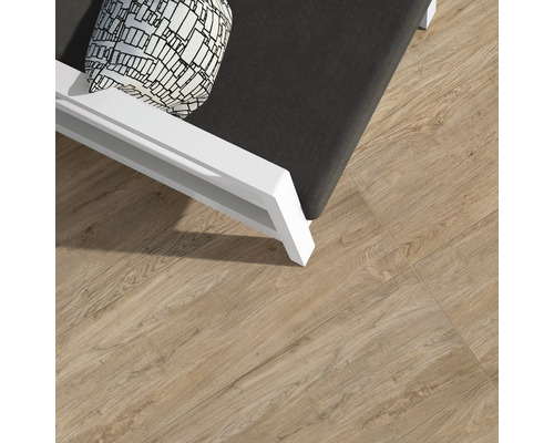 Podlahové dlaždice so vzhľadom dreva vedľa lehátka s vankúšom